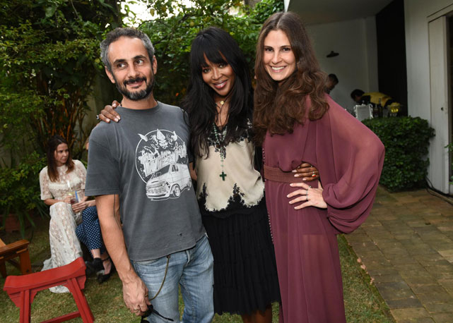 Os anfitriões Ara Vartanian e Sabrina Gasperin com Naomi Campbell - Foto: Alexandre Virgílio/SiteRG