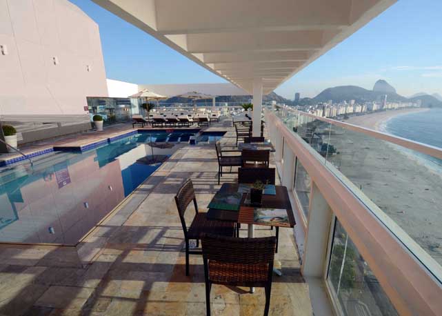 A piscina com a incrível vista do 30º andar do edifício - Foto: divulgação