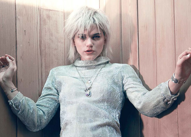 A cantora Soko, que também faz as vezes de atriz, tem beleza delicada e estrutura petite - Foto: Janell Shirtcliff