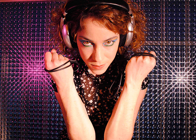 Girl power: a cantora Karina Buhr bota sua fúria feminina a serviço da literatura. Ou o contrário - Foto: reprodução