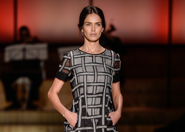 Amanda, que já foi três vezes capa da Bazaar, abriu e fechou o desfile da Madrepérola no Minas Trend   - Foto: Agência Fotosite