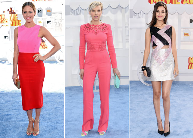 Da esquerda para a direita: Brittany Snow (de Brandon Sun), Scarlett Johansson (de Zuhair Muhad) e Victoria Justice (de Versace) - Fotos: Getty Images