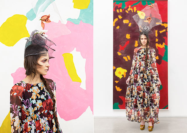 Vestido Rachel Comey, sandália Charlotte Olympia e casquete Cosma de Marins. Obras de Matthew Chambers na Zach Feuer Galley, em Nova York - Fotos: Tylor Hou