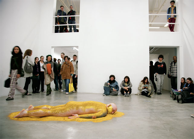 Performance apresentada na exposição na mostra Verbo, na Galeria Vermelho - Foto: reprodução/Bazaar Art