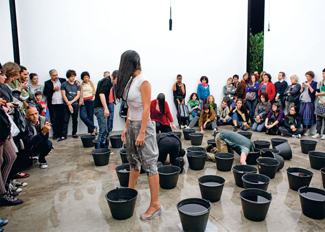 Performance apresentada na exposição na mostra Verbo, na Galeria Vermelho - Foto: reprodução/Bazaar Art