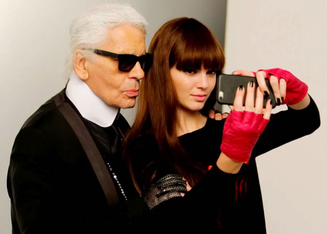 Karl Lagerfeld e Kendall Jenner nos bastidores da campanha - Foto: reprodução