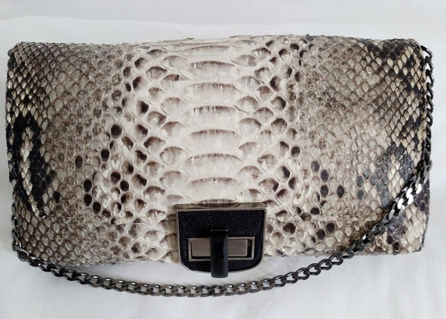 Bolsa python natural fecho metal e chifre com pele de Arraia (R$ 1. 310) - Foto: divulgação
