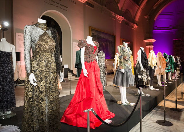 A exposição de seus modelos de alta-costura feita no dia do lançamento do seu livro no museu Victoria & Albert Museum, em Londres - Foto: divulgação