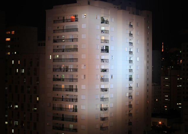 Felipe usou um farol de luz sobre os prédios de São Paulo. Foto: divulgação