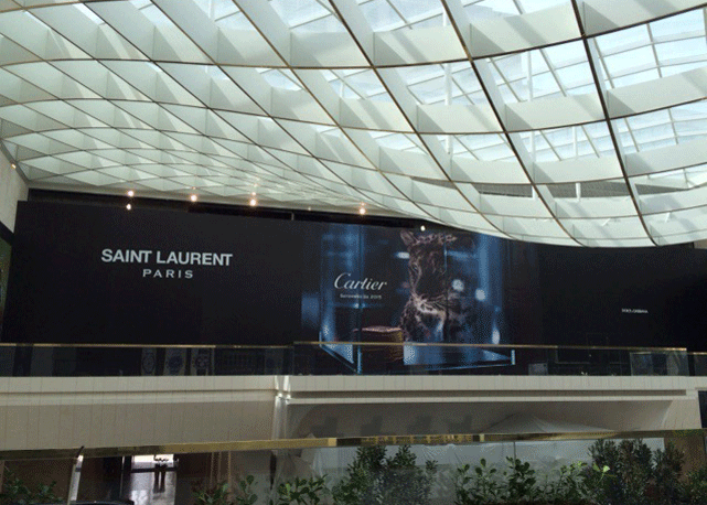 Tapumes da Saint Laurent, Cartier e Dolce & Gabbana na nova área do Shopping Iguatemi SP. Foto: divulgação