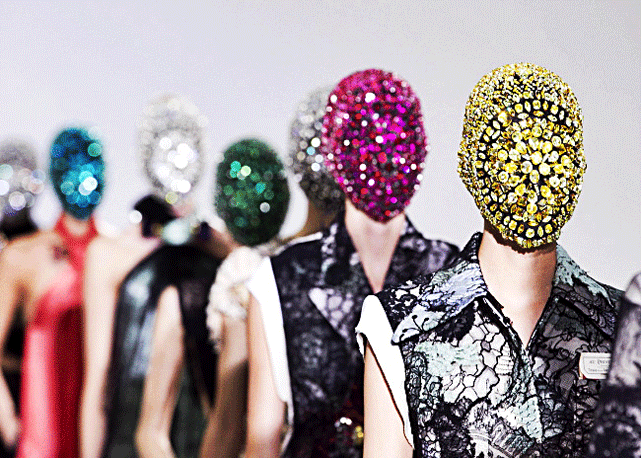 As máscaras de criatais da MMM. Para o estilista o que importa é a roupa e não a identidade da modelo. Foto: divulgação