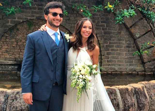 Ricardo Hallack e Carolina Queiroz em cerimônia íntima de casamento - Foto: reprodução 