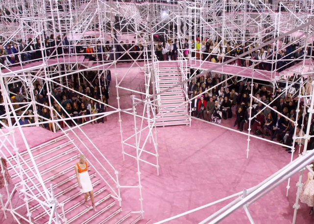Cenário do desfile de alta-costura de verão 2015/16 da Christian Dior. Foto: divulgação