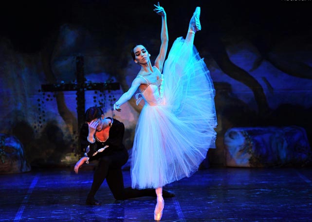 Cena da peça Giselle, em cartaz no Brasil