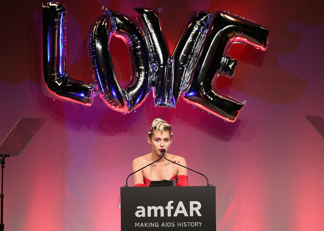 Miley Cyrus foi a homenageada da noite pelo seu engajamento no combate à AIDS - Foto: Getty Images