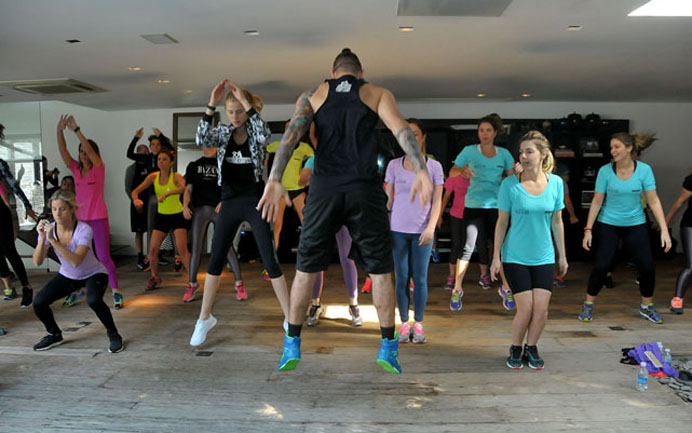 No nosso GYM Bazaar, Eduardo Munra colocou todo mundo pra queimar calorias. Diz que são, em média, mil por aula. Uau! - Foto: Alexandre Virgílio