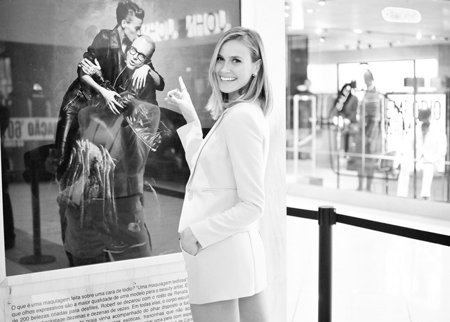 "O momento mais marcante destes 20 anos de SPFW, para mim, foi o dia em que vi as fotos da exposição pela primeira vez, lá no parque Cândido Portinari. Achei lindo! Fiquei arrepiada, super feliz e honrada pelo convite!", contou a apresentadora Renata Kuerten à Bazaar - Foto: Alexandre Virgilio