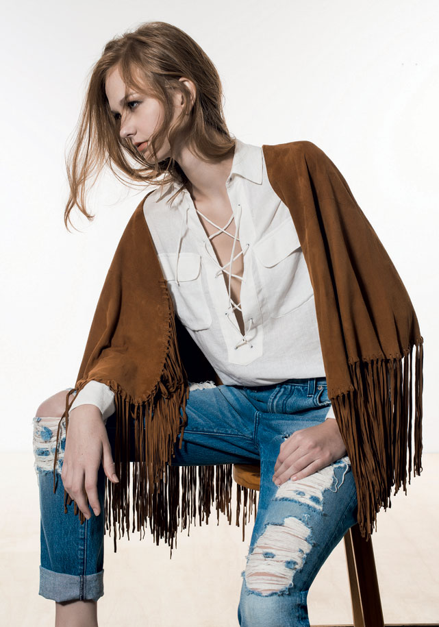 Poncho, R$ 1.710, Schutz, bata, R$ 439, Ateen, e jeans Seven - Foto: Nic Fialdini