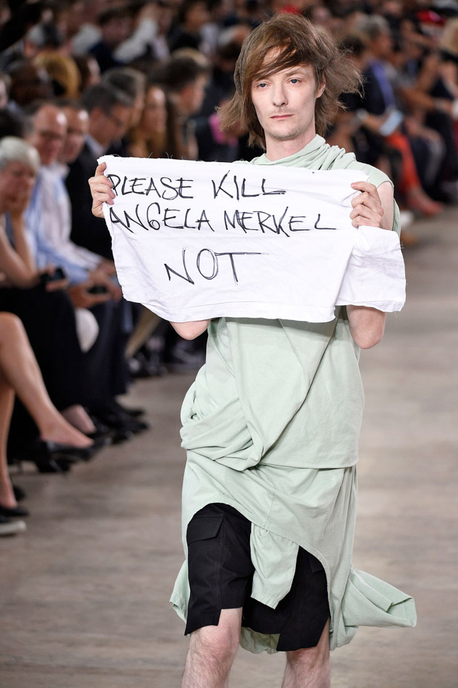 "Por favor, matem Angela Merkel. Não", diz o cartaz do modelo Jera - Foto: reprodução