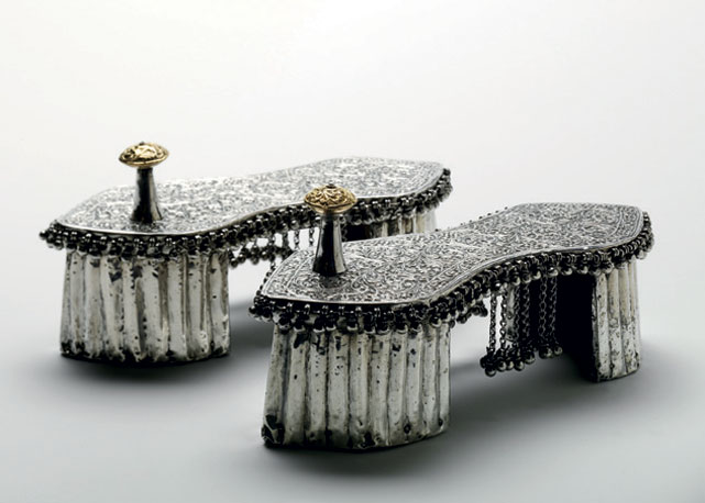 Paduka, calçados da Índia, com detalhes em ouro e prata - Foto: reprodução