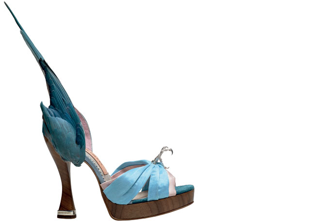 Obsessão: a luxuosa sandália peep toe Periquito, da britânica Caroline Groves, com couro, cetim, penas e prata - Foto: reprodução