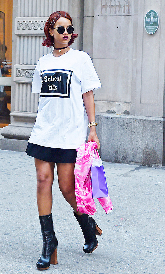 Rihanna foi flagrada com uma camiseta com o nome da marca - Foto: reprodução