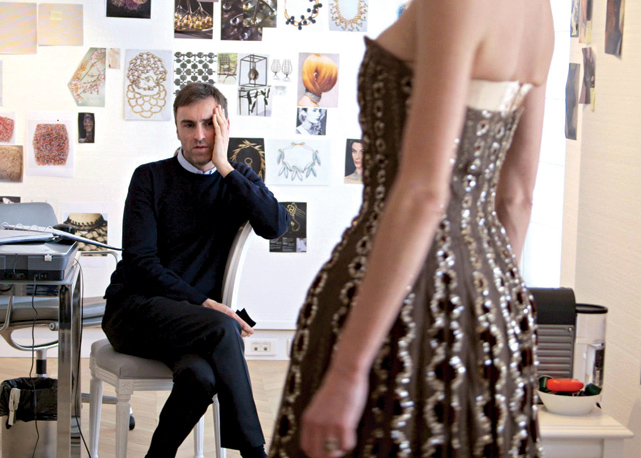 Cena de Dior and I, com Raf Simons em prova de roupa. Foto: divulgação