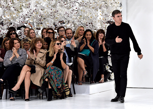 Raf Simons ao fim do desfile de alta-costura de inverno 2012. Foto: divulgação