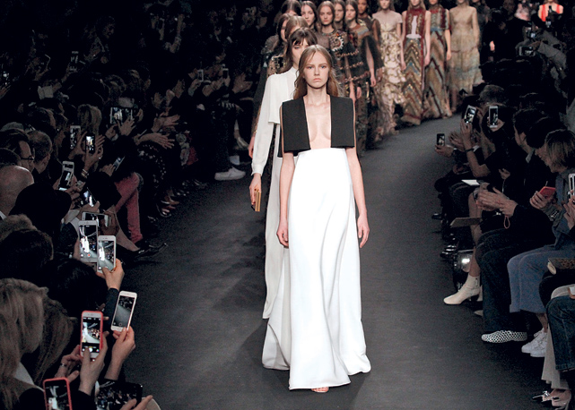 Fila final da Valentino, inverno 2015. Foto: Getty Images