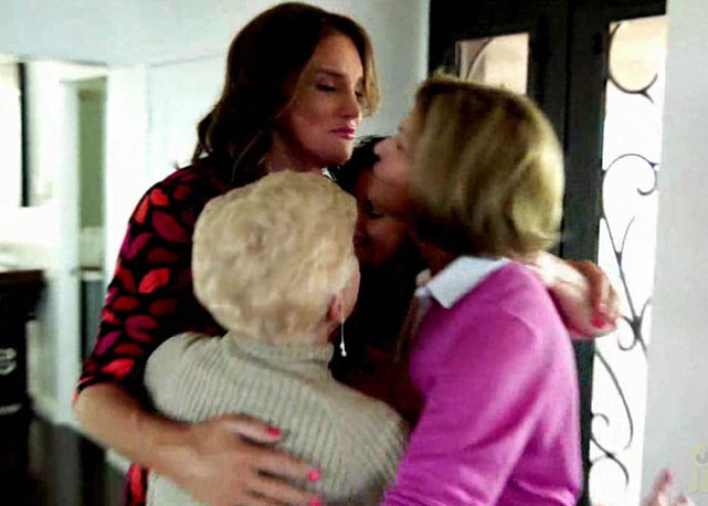 Cait com a mãe Esther e a irmã - um dos momentos mais emocionantes da série. Foto: divulgação