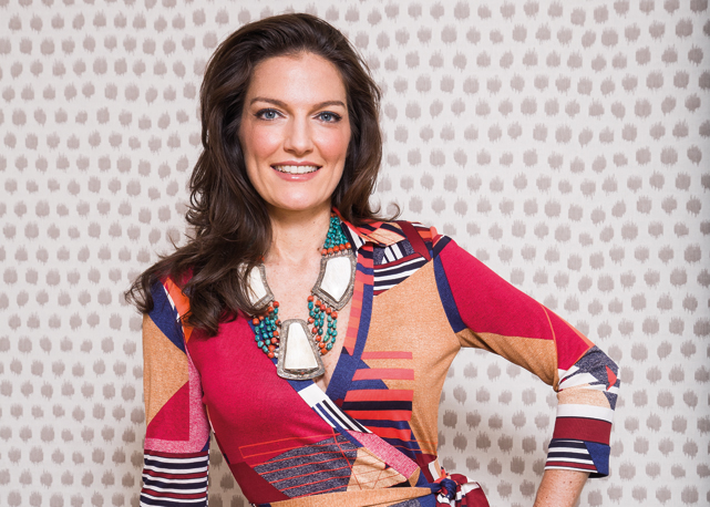 Étnica: Tina usa vestido DVF, R$ 2.400, colar comprado no Himalaia e anel de Marrakesh - Foto: Erico Toscano