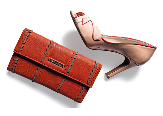 Pé no chão: peep toe, R$ 170, e bolsa-carteira, R$ 80 - Foto: divulgação