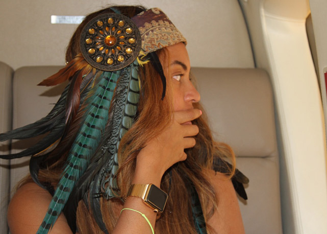 Beyoncé com um modelo personalizado do Apple Watch - Foto: reprodução