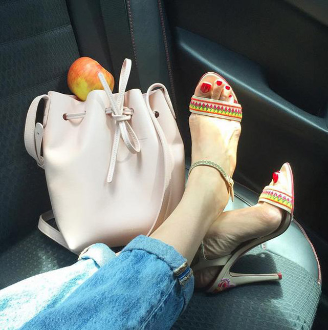 A #EvaChenPose mostrando sapato e bolsa do dia no táxi (Foto: reprodução)