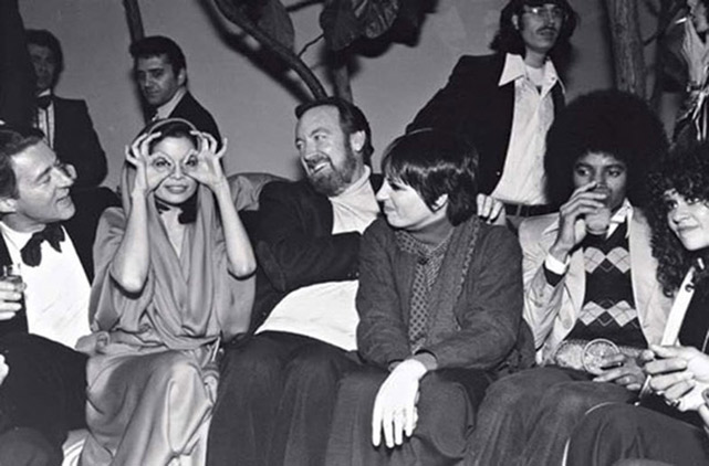 Bianca Jagger, Liza Minelli, Michael Jackson e Elio Fiorucci (Foto: reprodução)