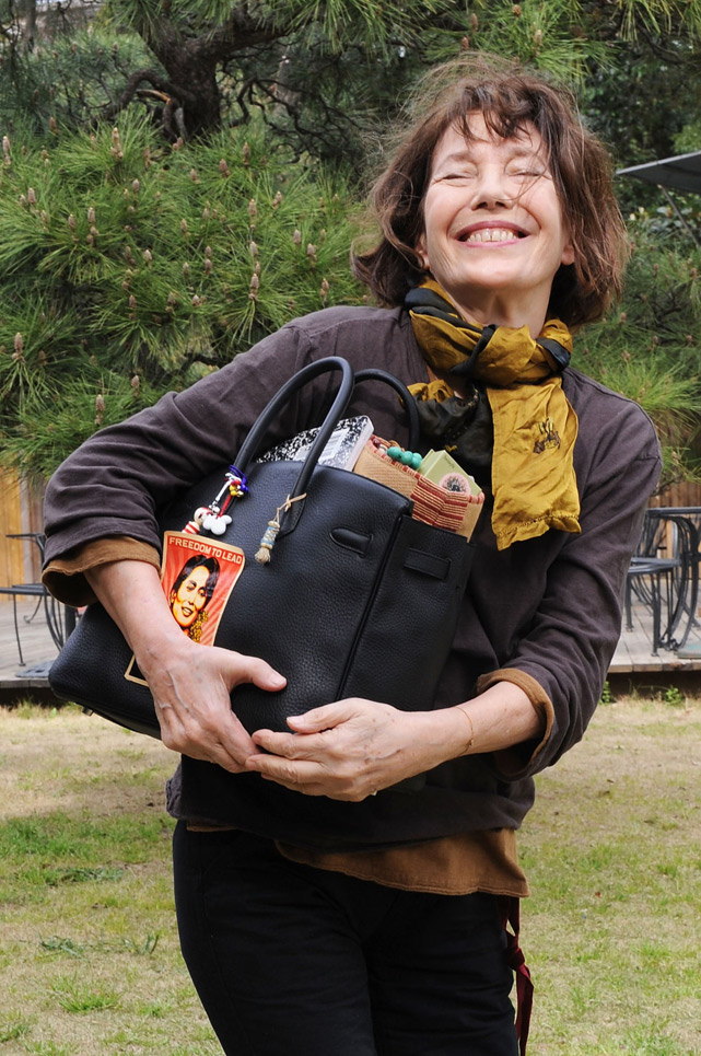Jane Birkin e a bolsa que leva seu nome - Foto: reprodução