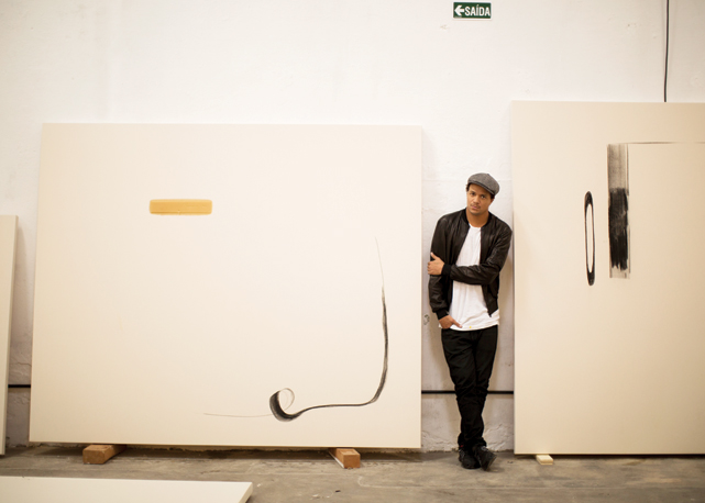 Artista em seu ateliê provisório em São Paulo - Foto: Kiko Ferrite