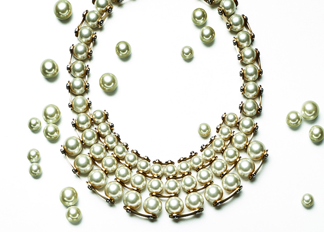 Colar de pérolas e correntes de metal da Louis Vuitton (Foto: Divulgação)