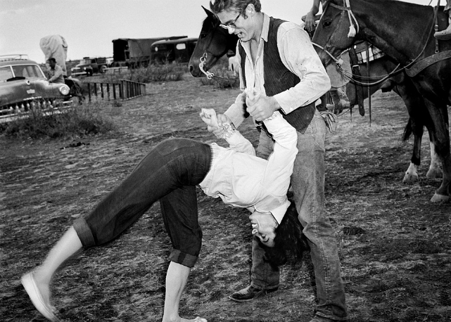 Elizabeth Taylor e James Dean em momento brincadeira no set de "Giant" - Foto: reprodução