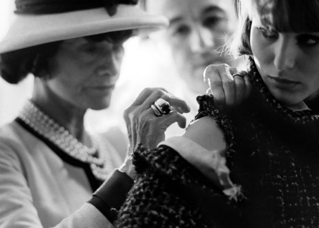 Gabrielle Chanel, ou Coco, em seu atelier - Foto: reprodução