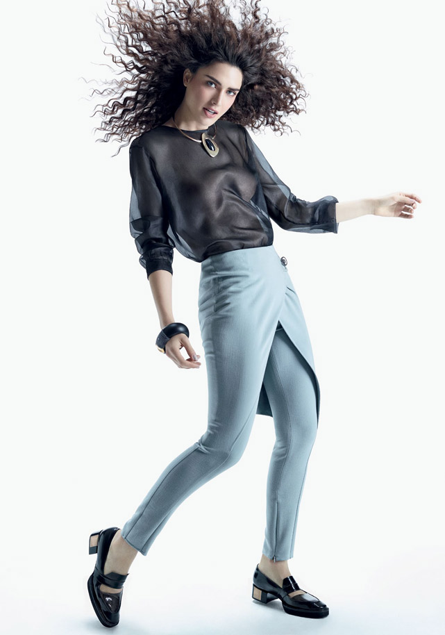 Translúcida: blusa de organza, R$ 589, Cavalera; calça, R$ 10.050, Giorgio Armani. Pulseira de acrílico, R$ 7.750, Giorgio Armani; colar de metal e ágata negra, R$ 390, Francesca Romana Diana; sapatos de couro, R$ 1.893, Vitorino Campos - Foto: Renam Christofoletti