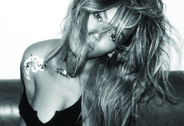 Beyoncé com uma tatuagem metalizada de sua linha com a Flash Tattoos