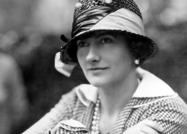 Insatisfeita com os modelos da época, Coco criou a sua versão de chapéu