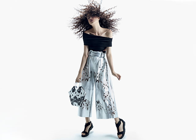 Top, R$ 498, Animale; cinto, R$ 550, e calça, ambos iódice. Bolsa, R$ 788, Sacada; sandálias, R$ 630, UMA - Foto: Renam Christofoletti