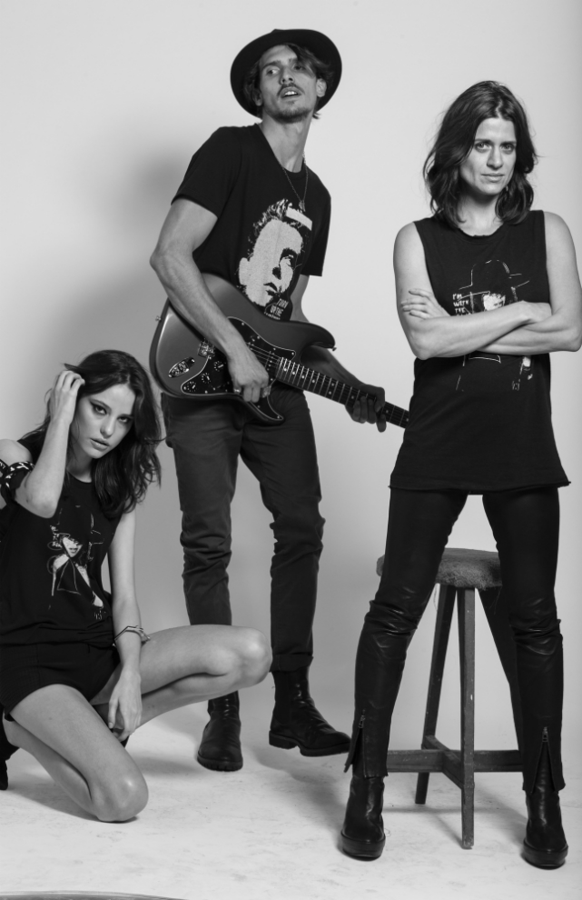 A estilista assinou duas camisetas especiais para o festival de rock