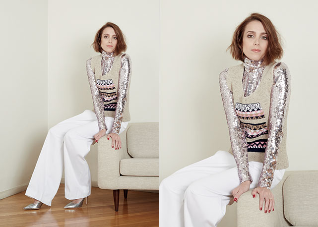 Joana veste blusa de paetês, R$ 13.500, colete de tricô, R$ 4.500, pantalona, R$ 4.300, e escarpins, R$ 3 mil, tudo Dior. PoltronaJoaquim Tenreiro - Foto: Marina Najjar