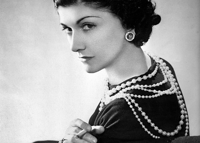 Coco costumava dar várias voltas em seus colares de pérolas - Foto: divulgação