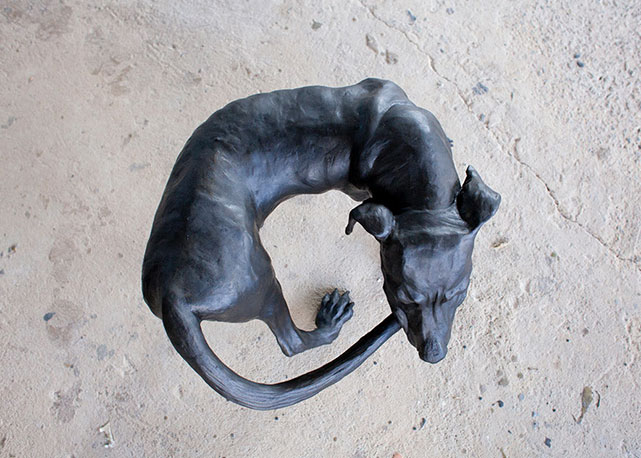 O Cão (2015) resina com pó de bronze - Foto: Divulgação