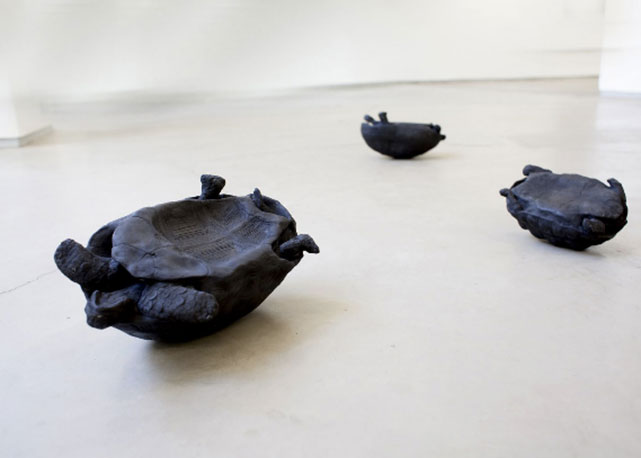 Os jabutis em Irreversíveis, esculturas em terracota - Foto: Divulgação