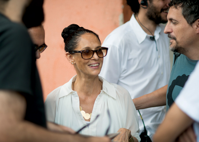 SoniaBraga e o diretor Kleber Mendonça nas gravações de Aquarius, filme em produção no Recife - Foto: reprodução/ Bazaar